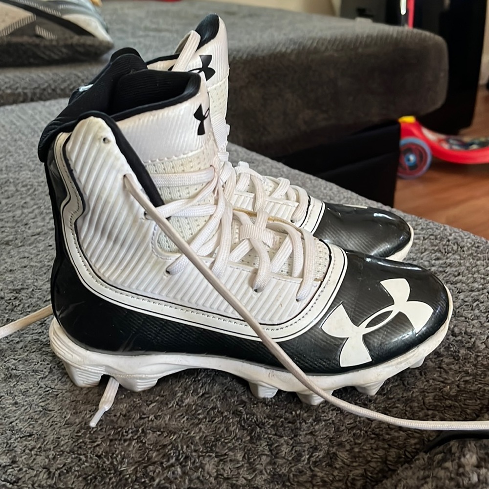 Kids football cleats
